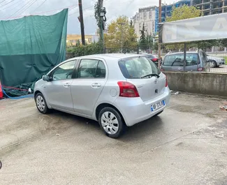 Auto rentimine Toyota Yaris #10050 Käsitsi Tirana lennujaamas, varustatud 1,4L mootoriga ➤ Armandlt Albaanias.