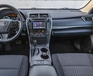 Toyota Camry 2016 automobilio nuoma Gruzijoje, savybės ✓ Hibridinis degalai ir 156 arklio galios ➤ Nuo 100 GEL per dieną.