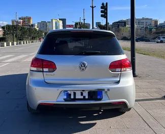 Aluguel de carro Volkswagen Golf 6 2013 na Albânia, com ✓ combustível Gasóleo e 100 cavalos de potência ➤ A partir de 35 EUR por dia.