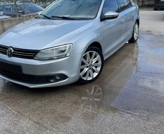 Bilutleie av Volkswagen Jetta 2014 i i Albania, inkluderer ✓ Diesel drivstoff og 170 hestekrefter ➤ Starter fra 40 EUR per dag.