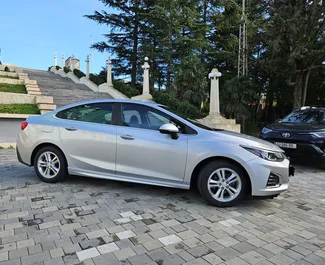 Vista frontal de um aluguel Chevrolet Cruze em Kutaisi, Geórgia ✓ Carro #9990. ✓ Transmissão Automático TM ✓ 0 avaliações.