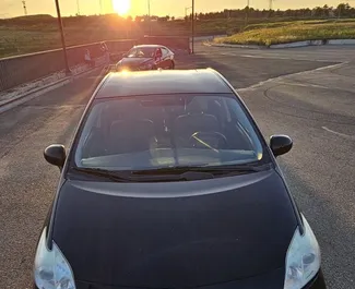 Najem avtomobila Toyota Prius 2013 v v Gruziji, z značilnostmi ✓ gorivo Hibridni in 120 konjskih moči ➤ Od 62 GEL na dan.