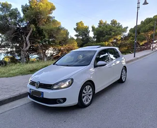 Vista frontal de um aluguel Volkswagen Golf 6 em Durres, Albânia ✓ Carro #9902. ✓ Transmissão Automático TM ✓ 3 avaliações.