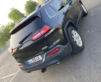 Jeep Cherokee 2015 galimas nuomai Kutaisyje, su neribotas kilometrų apribojimu.