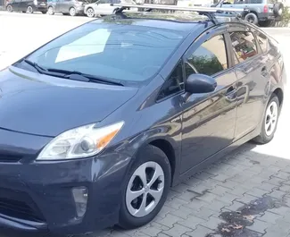 Frontvisning av en leiebil Toyota Prius i Kutaisi, Georgia ✓ Bil #10146. ✓ Automatisk TM ✓ 0 anmeldelser.