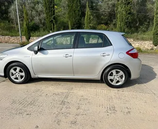 Toyota Auris 2012 autóbérlés Albániában, jellemzők ✓ Hibrid üzemanyag és 100 lóerő ➤ Napi 21 EUR-tól kezdődően.