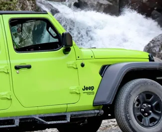 Jeep Wrangler Sahara 2021 tillgänglig för uthyrning i Tbilisi, med en körsträckegräns på 250 km/dag.