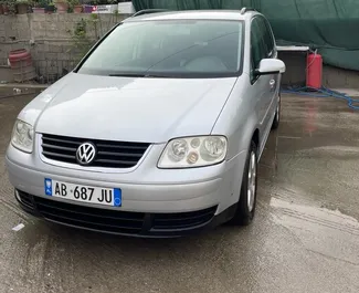 Vue de face d'une location Volkswagen Touran à l'aéroport de Tirana, Albanie ✓ Voiture #10044. ✓ Automatique TM ✓ 0 avis.