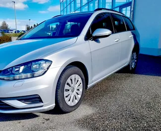 Vista frontal de un Volkswagen Golf Variant de alquiler en Praga, Chequia ✓ Coche n.º 392. ✓ Manual TM ✓ 0 opiniones.