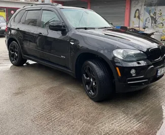 Predný pohľad na prenajaté auto BMW X5 v na letisku Tirana, Albánsko ✓ Auto č. 10034. ✓ Prevodovka Automatické TM ✓ Hodnotenia 0.