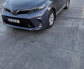 Frontvisning av en leiebil Toyota Sienna i Tbilisi, Georgia ✓ Bil #10155. ✓ Automatisk TM ✓ 0 anmeldelser.