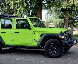 Jeep Wrangler Sahara 2021 için kiralık Benzin 2,0L motor, Tiflis'te.