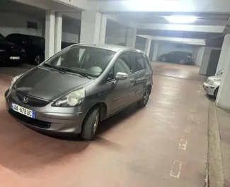 Frontvisning av en leiebil Honda Jazz på Tirana lufthavn, Albania ✓ Bil #10048. ✓ Automatisk TM ✓ 0 anmeldelser.