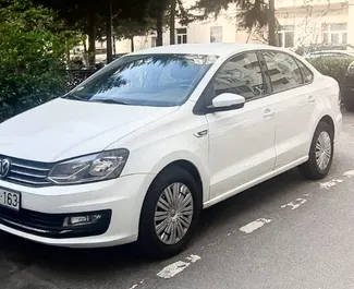 Vista frontal de um aluguel Volkswagen Polo Sedan no aeroporto de Baku, Azerbaijão ✓ Carro #9920. ✓ Transmissão Automático TM ✓ 0 avaliações.