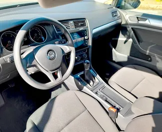 Volkswagen Golf Variant 2018, Prag'da için kiralık, Günlük 300 km kilometre sınırı ile.