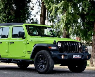 Jeep Wrangler Sahara 2021 biludlejning i Georgien, med ✓ Benzin brændstof og 270 hestekræfter ➤ Starter fra 245 GEL pr. dag.