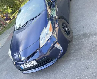 Frontvisning av en leiebil Toyota Prius i Kutaisi, Georgia ✓ Bil #10232. ✓ Automatisk TM ✓ 1 anmeldelser.