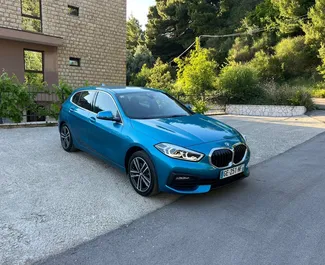 Vista frontal de un BMW 116d de alquiler en Rafailovici, Montenegro ✓ Coche n.º 10023. ✓ Automático TM ✓ 2 opiniones.