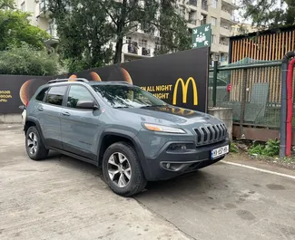 Jeep Cherokee 2013 araç kiralama Gürcistan'da, ✓ Benzin yakıt ve 245 beygir gücü özellikleriyle ➤ Günde başlayan fiyatlarla 80 GEL.