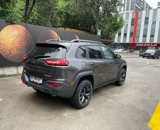 조지아에서에서 대여하는 Jeep Cherokee 2016 차량, 특징: ✓Petrol 연료 및 245마력 ➤ 하루 80 GEL부터 시작.