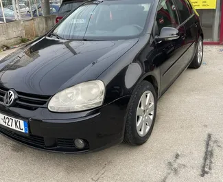 Predný pohľad na prenajaté auto Volkswagen Golf 5 v na letisku Tirana, Albánsko ✓ Auto č. 10040. ✓ Prevodovka Automatické TM ✓ Hodnotenia 0.