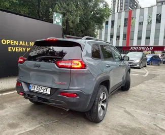 Jeep Cherokee kiralama. Konfor, SUV, Crossover Türünde Araç Kiralama Gürcistan'da ✓ Depozito 270 GEL ✓ TPL sigorta seçenekleri.