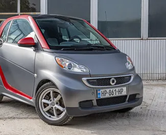 Sprednji pogled najetega avtomobila Smart Fortwo v v Tbilisiju, Georgia ✓ Avtomobil #9876. ✓ Menjalnik Samodejno TM ✓ Mnenja 0.