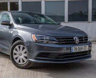 Sprednji pogled najetega avtomobila Volkswagen Jetta v v Tbilisiju, Georgia ✓ Avtomobil #9874. ✓ Menjalnik Samodejno TM ✓ Mnenja 0.