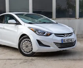 Vista frontal de um aluguel Hyundai Elantra em Tbilisi, Geórgia ✓ Carro #10033. ✓ Transmissão Automático TM ✓ 0 avaliações.