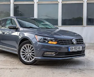 Sprednji pogled najetega avtomobila Volkswagen Passat v v Tbilisiju, Georgia ✓ Avtomobil #9814. ✓ Menjalnik Samodejno TM ✓ Mnenja 1.