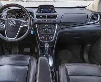 Najem avtomobila Buick Encore 2015 v v Gruziji, z značilnostmi ✓ gorivo Bencin in 138 konjskih moči ➤ Od 115 GEL na dan.