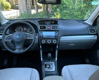 Interiér Subaru Forester na prenájom v v Gruzínsku. Skvelé auto so sedadlami pre 5 osôb s prevodovkou Automatické.