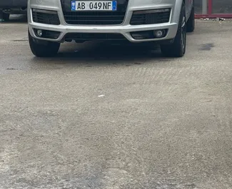 Frontvisning av en leiebil Audi Q7 på Tirana lufthavn, Albania ✓ Bil #10043. ✓ Automatisk TM ✓ 0 anmeldelser.