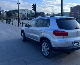 알바니아에서에서 대여하는 Volkswagen Tiguan 2013 차량, 특징: ✓디젤 연료 및 120마력 ➤ 하루 45 EUR부터 시작.