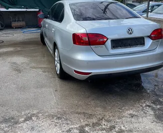 Volkswagen Jetta 租赁。在 在阿尔巴尼亚 出租的 经济, 舒适性 汽车 ✓ Deposit of 100 EUR ✓ 提供 TPL, CDW, FDW 保险选项。