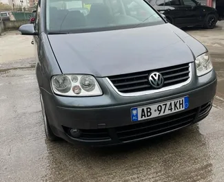 Vista frontal de un Volkswagen Touran de alquiler en el aeropuerto de Tirana, Albania ✓ Coche n.º 10046. ✓ Automático TM ✓ 0 opiniones.