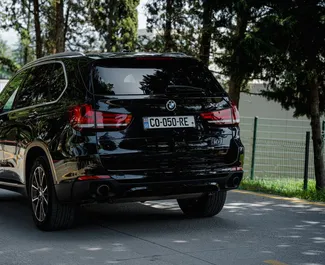 BMW X5 2015 autóbérlés Grúziában, jellemzők ✓ Benzin üzemanyag és 310 lóerő ➤ Napi 227 GEL-tól kezdődően.