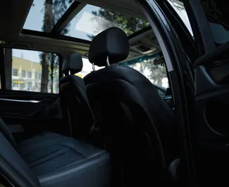 Interior de BMW X5 para alquilar en Georgia. Un gran coche de 5 plazas con transmisión Automático.