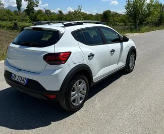 Dacia Sandero Stepway 2024 automašīnas noma Albānijā, iezīmes ✓ Benzīns degviela un 90 zirgspēki ➤ Sākot no 27 EUR dienā.