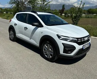 Predný pohľad na prenajaté auto Dacia Sandero Stepway v na letisku Tirana, Albánsko ✓ Auto č. 10105. ✓ Prevodovka Manuálne TM ✓ Hodnotenia 0.