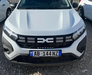 Vista frontal de um aluguel Dacia Sandero Stepway no aeroporto de Tirana, Albânia ✓ Carro #10101. ✓ Transmissão Manual TM ✓ 0 avaliações.