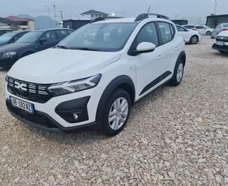 Vista frontal de um aluguel Dacia Sandero Stepway no aeroporto de Tirana, Albânia ✓ Carro #10107. ✓ Transmissão Automático TM ✓ 2 avaliações.