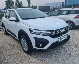 Vue de face d'une location Dacia Sandero Stepway à l'aéroport de Tirana, Albanie ✓ Voiture #10108. ✓ Automatique TM ✓ 0 avis.