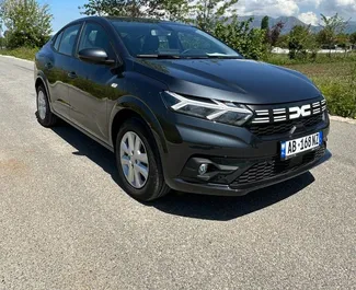 Vista frontal de um aluguel Dacia Logan no aeroporto de Tirana, Albânia ✓ Carro #10106. ✓ Transmissão Automático TM ✓ 0 avaliações.