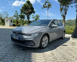 Vista frontal de um aluguel Volkswagen Golf 8 em Tirana, Albânia ✓ Carro #9803. ✓ Transmissão Automático TM ✓ 0 avaliações.