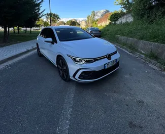 Vista frontal de un Volkswagen Golf 8 de alquiler en Tirana, Albania ✓ Coche n.º 10135. ✓ Automático TM ✓ 0 opiniones.