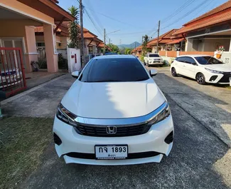 Vista frontal de um aluguel Honda City no aeroporto de Phuket, Tailândia ✓ Carro #9925. ✓ Transmissão Automático TM ✓ 0 avaliações.