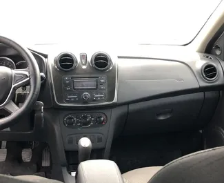 Dacia Sandero 内饰，在阿尔巴尼亚 出租。一辆优秀的 5 座位车，配备 Manual 变速箱。