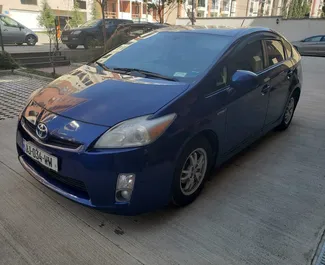 Predný pohľad na prenajaté auto Toyota Prius v v Tbilisi, Georgia ✓ Auto č. 10225. ✓ Prevodovka Automatické TM ✓ Hodnotenia 1.