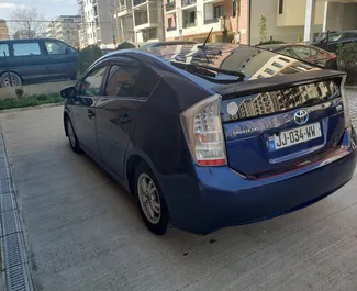 Toyota Prius kiralama için Gürcistan'da iç mekanı. Harika bir 5 koltuklu araba, Otomatik şanzıman ile.